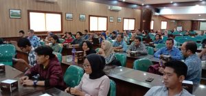 Para peserta terdiri dari Dosen, Mahasiswa, dan Tendik sedang mendengarkan penjelasan dari Prof James dan Abdurrahman Al-Faqiih (Foto istimewa Saryanti)